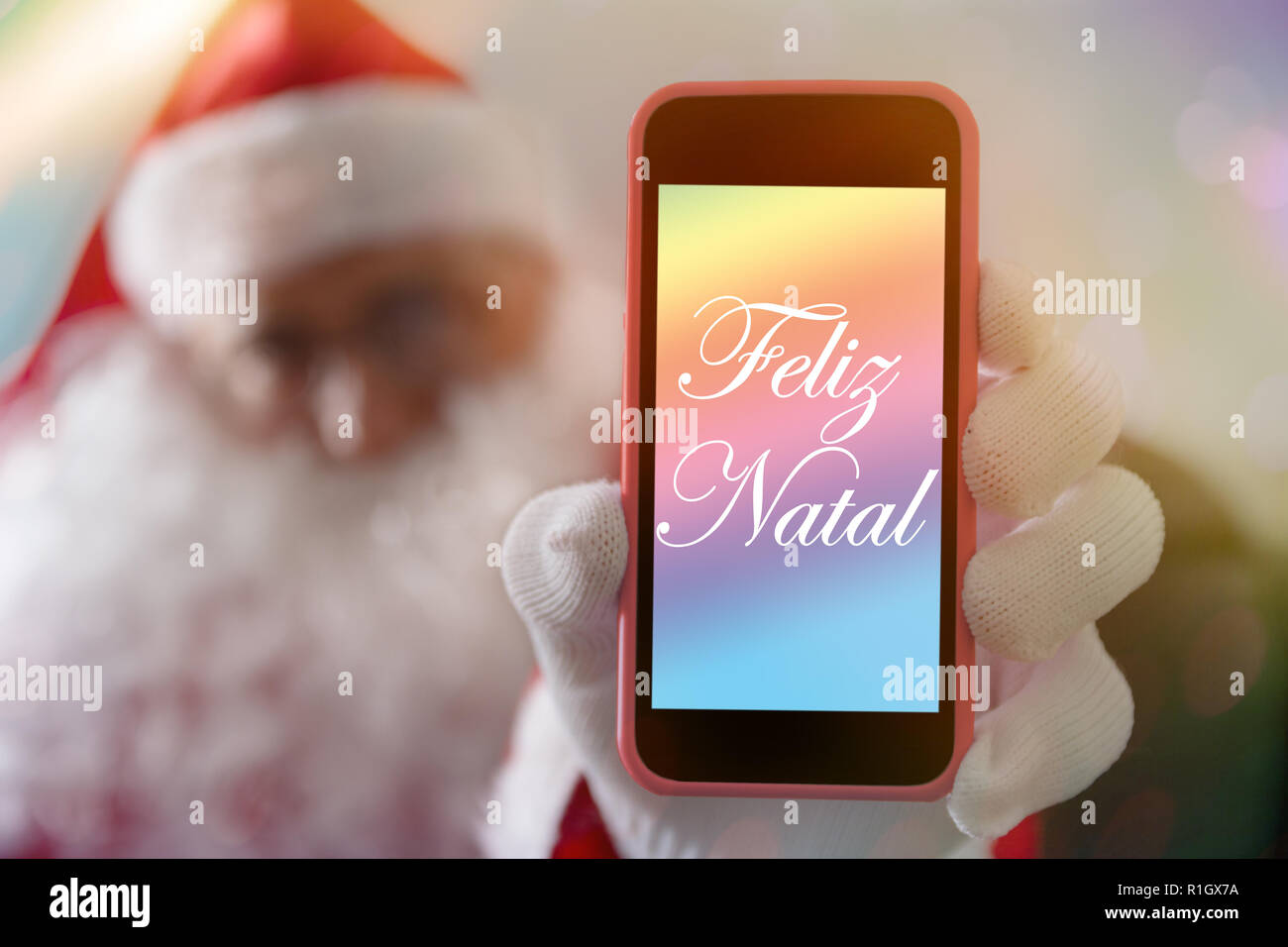 Botschaft Von Weihnachten In Portugiesisch Feliz Natal Von Santa Claus Oder Sankt Nikolaus Handy Unscharfer Hintergrund Mit Weihnachtsmann Stockfotografie Alamy