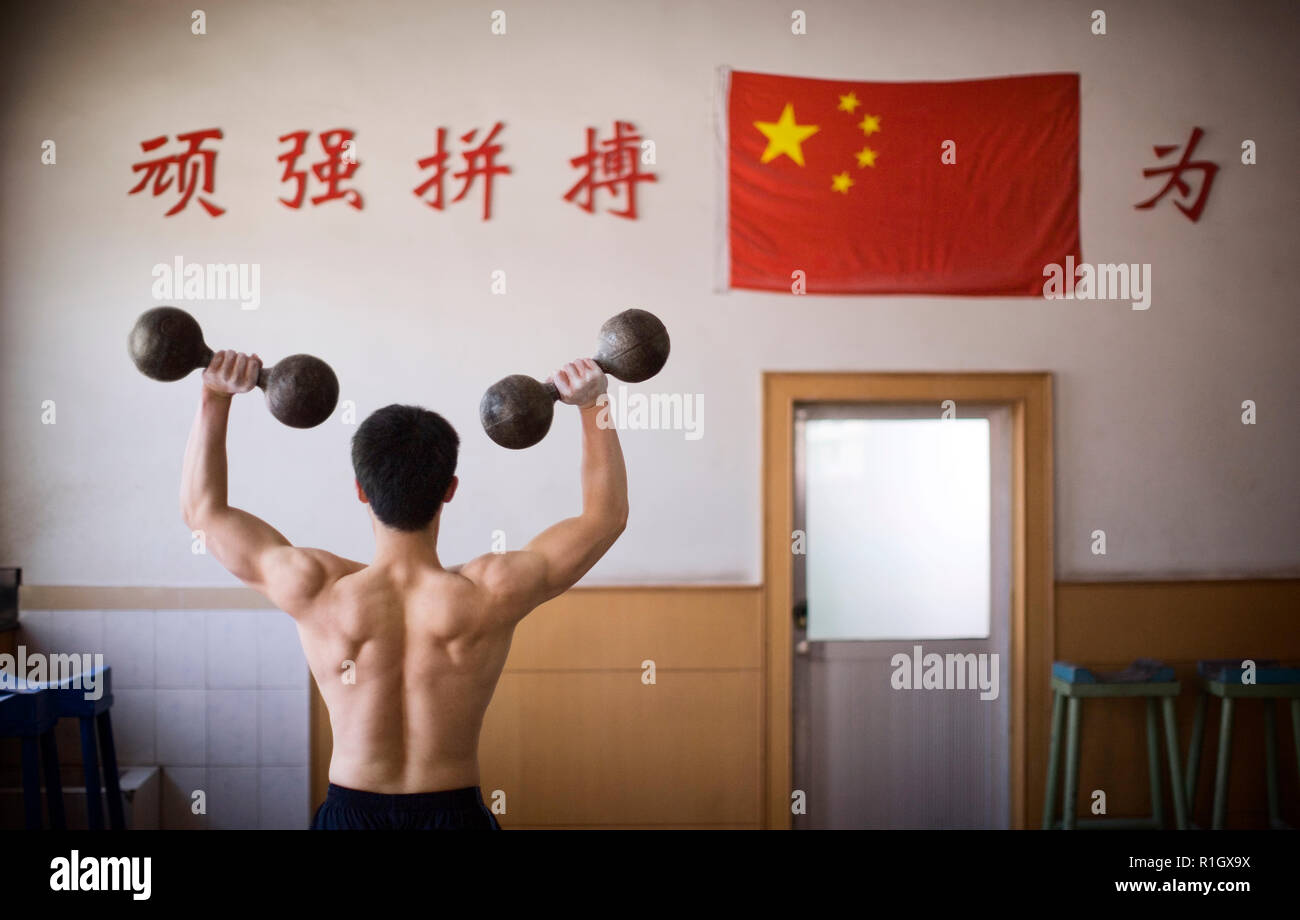 Teenager Hanteln in ein Fitnessstudio. Stockfoto