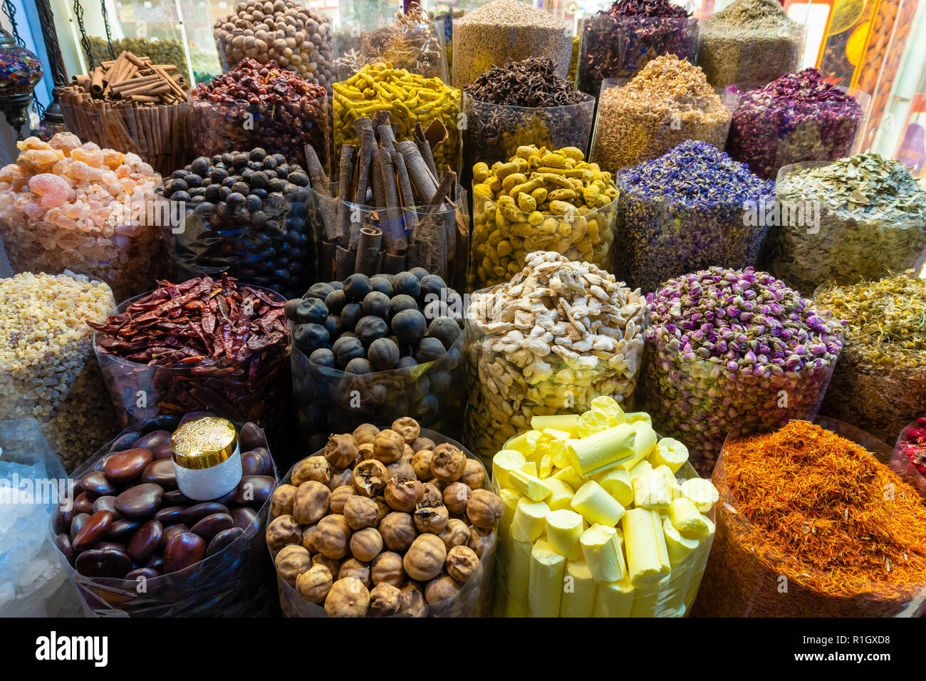 Arabische Gewürze für den Verkauf in einem Markt in Dubai Stockfoto
