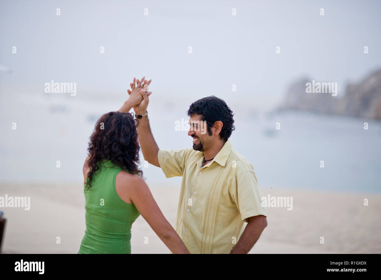 Paare tanzen am Strand Stockfoto