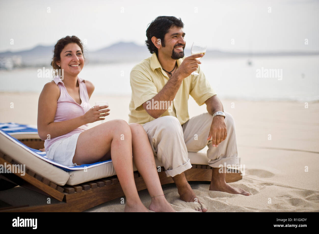 Paar am Strand Liege, Wein trinken Stockfoto