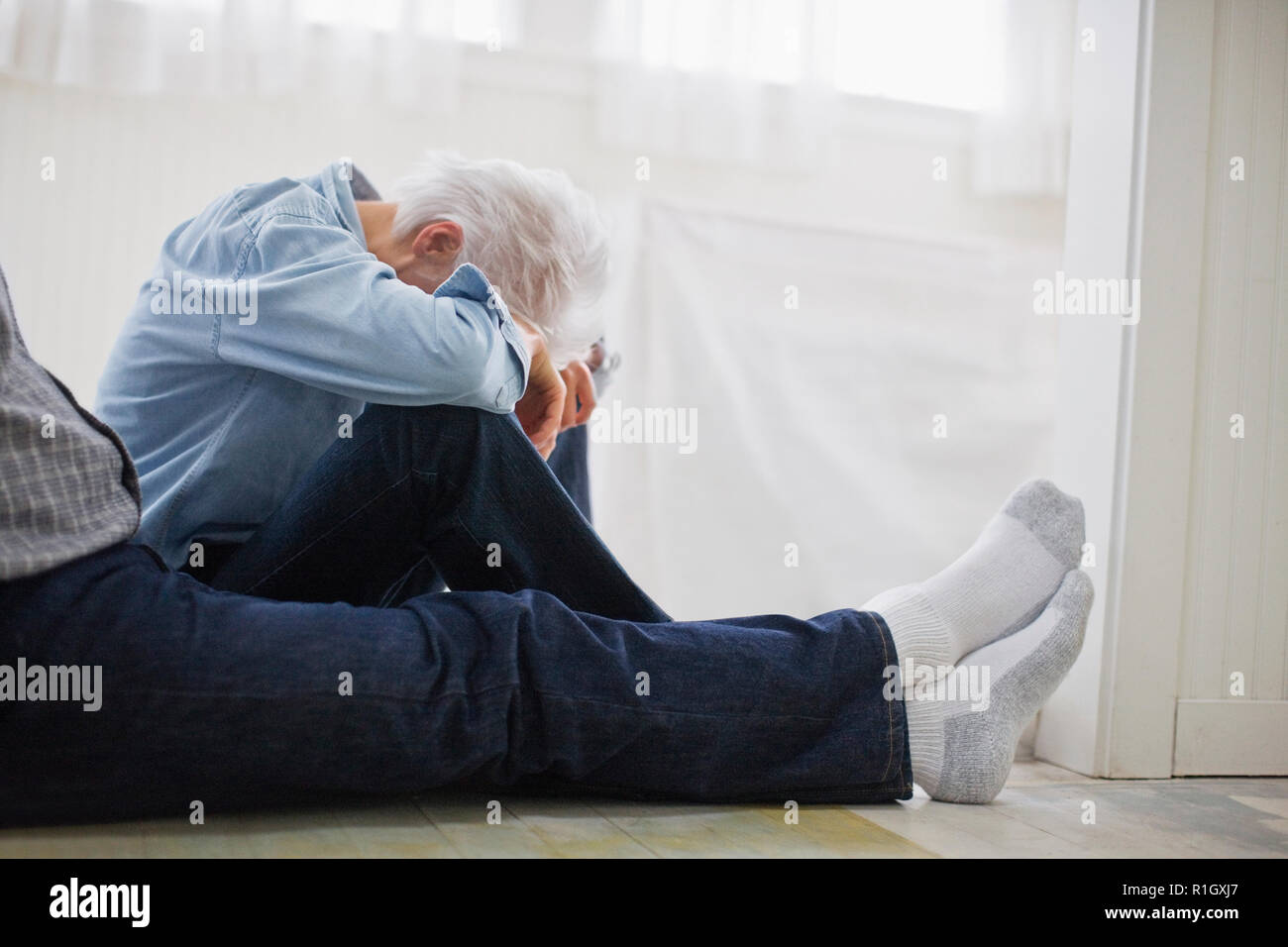 Reifen erwachsenen Frau mit ihrem Kopf auf die Beine beim Sitzen neben ihrem Ehemann. Stockfoto