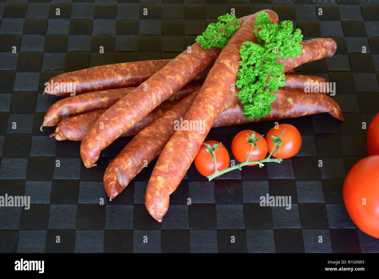 Luftgetrocknete und Geräucherte Rohesser nach Großmutters Art Luft  getrocknet und geräuchert raw Esser nach Großmutters Art, roh Esser =  Knackwurst Stockfotografie - Alamy