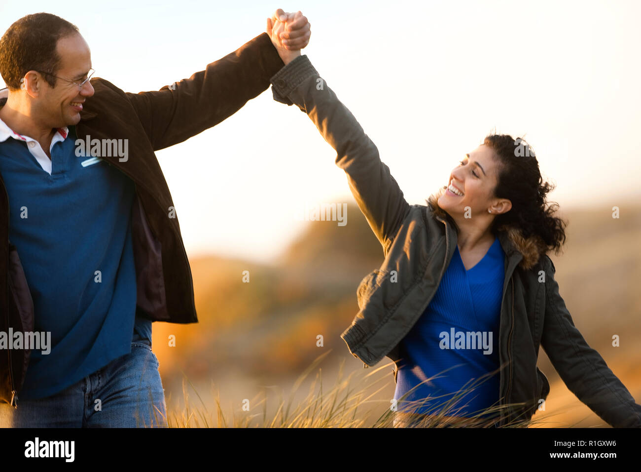 Gerne Mitte nach paar am Strand. Stockfoto