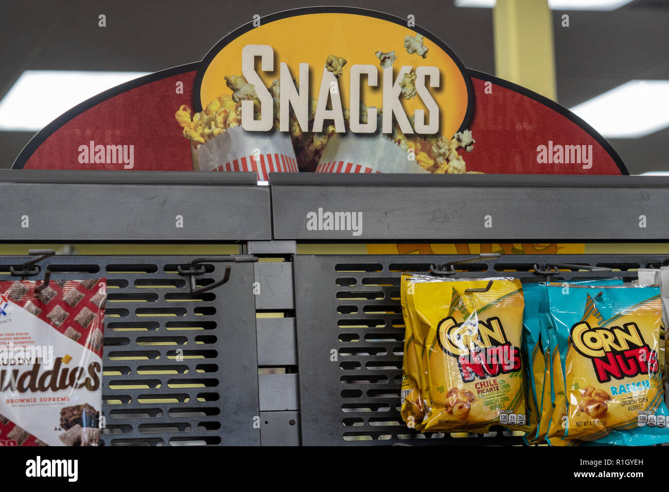 12. AUGUST 2018 - FAIRBANKS ALASKA: Snacks signage innerhalb einer schließen Blockbuster Video in seiner endgültigen Liquidation Tage. Corn Nuts auf Anzeige Stockfoto