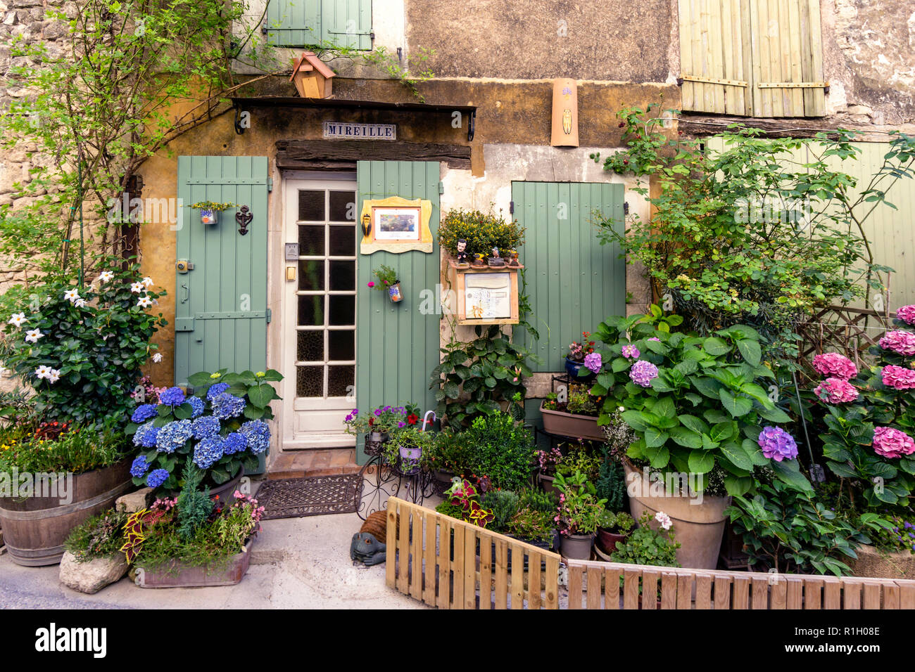 Privates Haus mit kleinen Garten, beautuful Blumen, Saignon, Provence Stockfoto