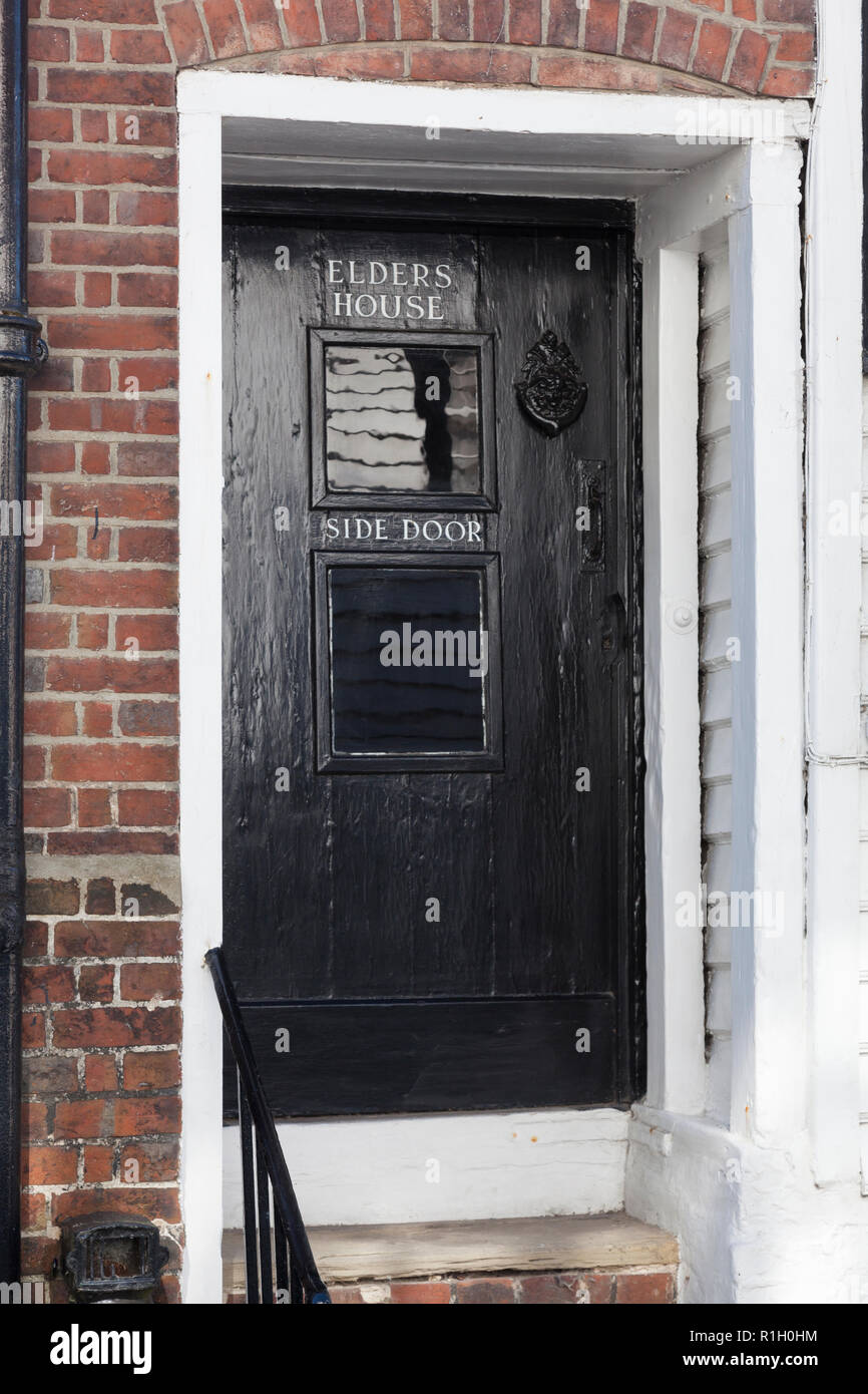 Interessante Beschreibung auf eine Haustür in Rye, East Sussex. Stockfoto