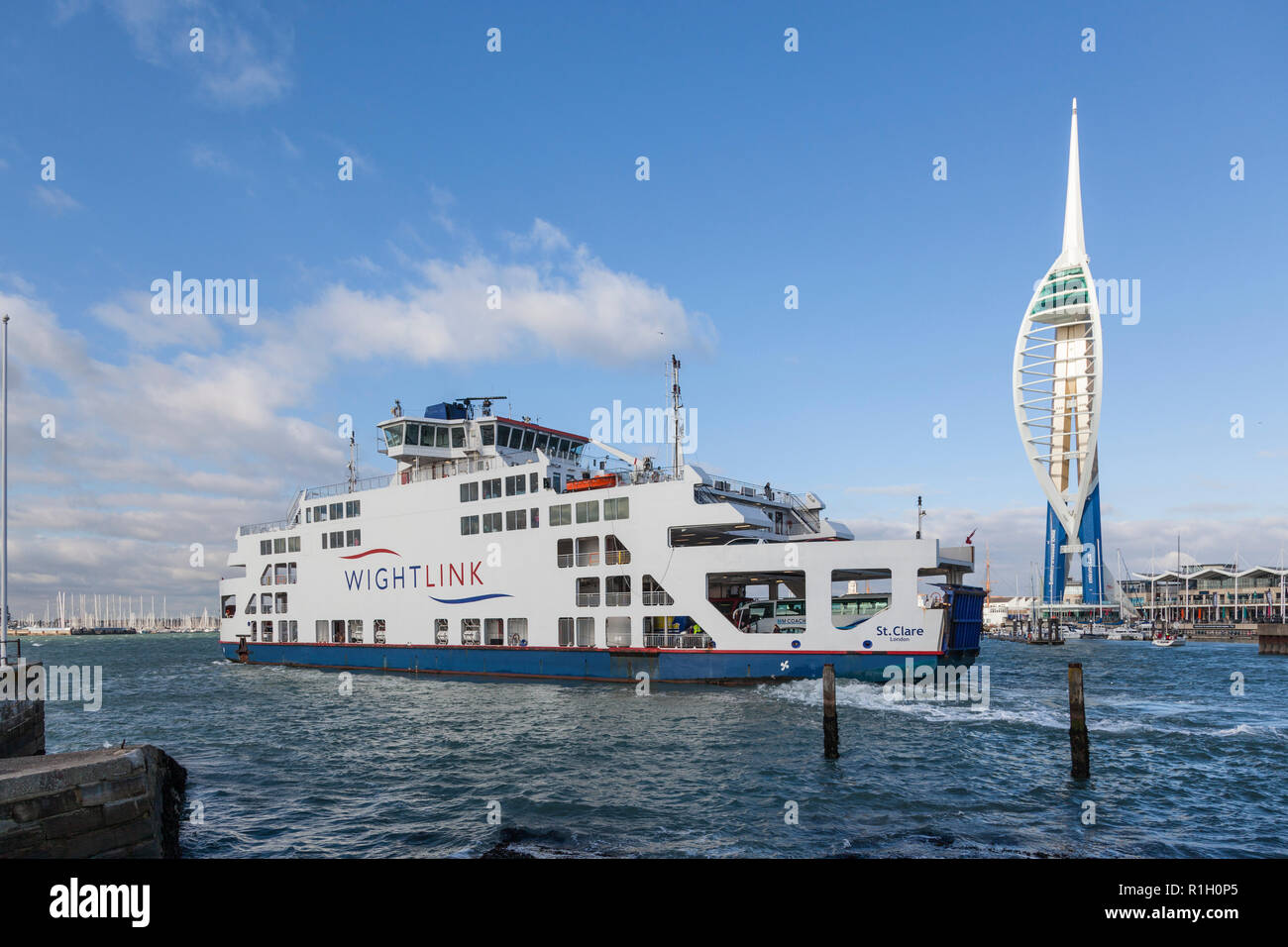 Der wight Link Fähre t Clare' das Dock am Ferry Terminal verlassen in Gunwharf Quays, Portsmouth, vorbei an der Spinnaker Tower. Stockfoto