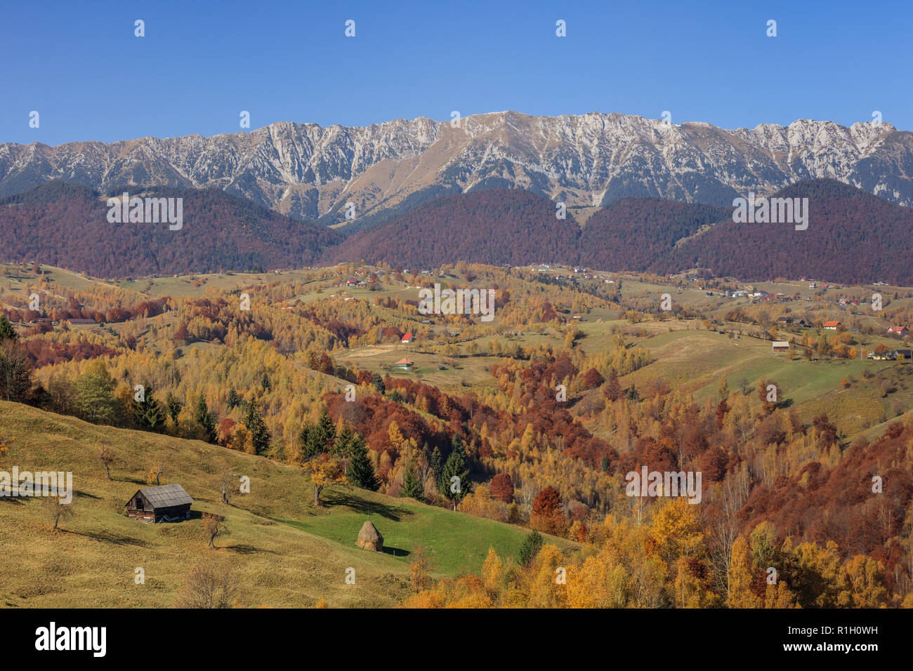 Ländliche Landschaft mit rumänischen Dorf in der Nähe von autumnl Piatra Craiului Berge. Siebenbürgen, Rumänien. Stockfoto