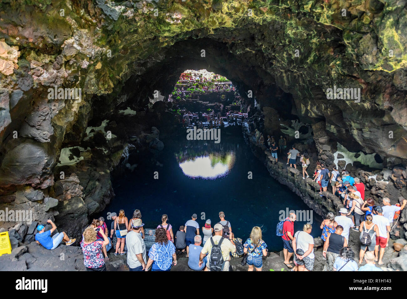 Massen von Touristen in die vulkanische Höhle zu den Jameos del Agua auf Lanzarote Kanarische Inseln Stockfoto