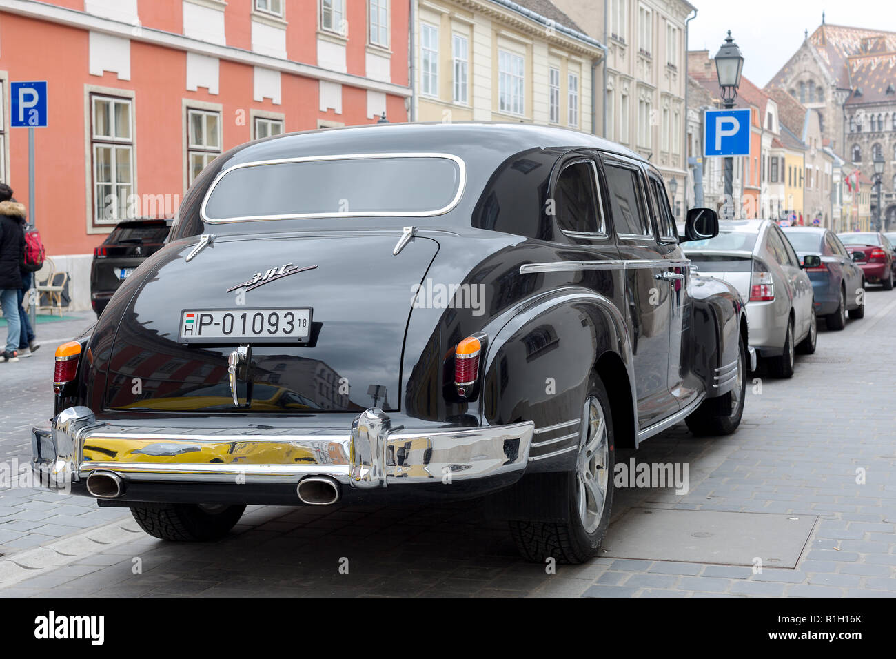 Budapest, Ungarn - 25. März 2018: Schwarz alte Schule Oldtimer ZIS im alten Stadtzentrum Budapest Straße geparkt Stockfoto