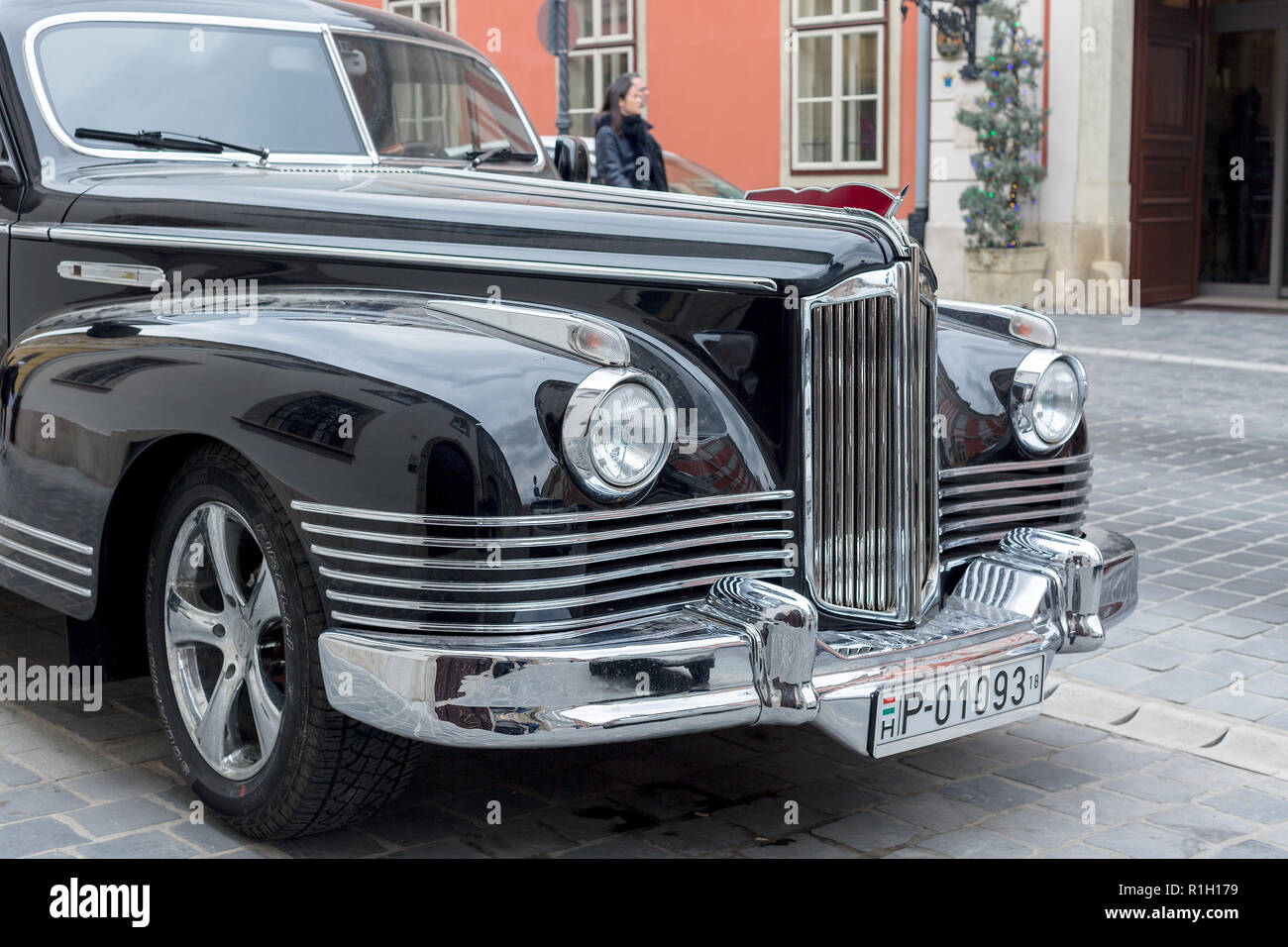 Budapest, Ungarn - 25. März 2018: Schwarz alte Schule Oldtimer ZIS im alten Stadtzentrum Budapest Straße geparkt Stockfoto