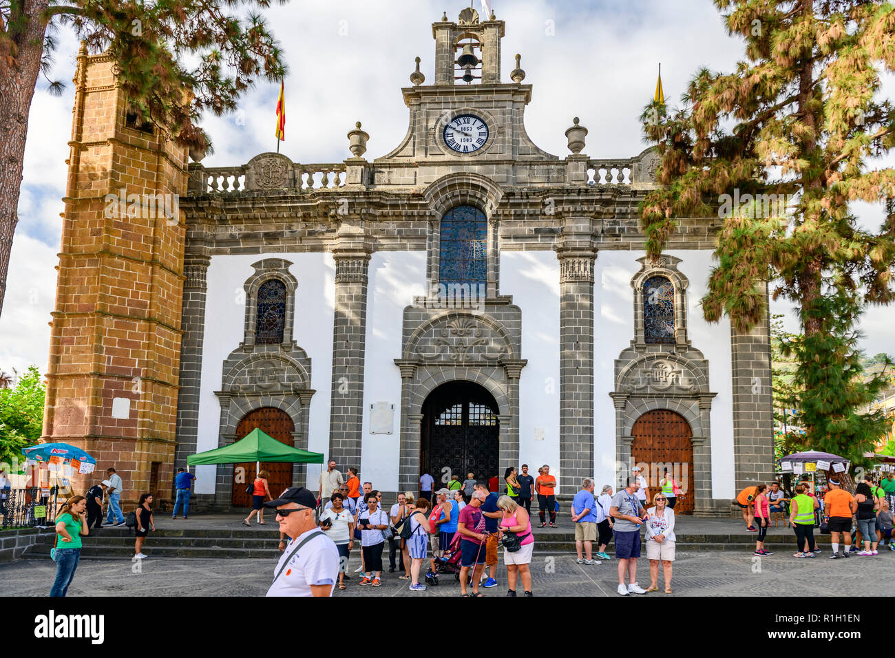 Gruppen von Touristen vor der Basilika Nuestra Señora del Pino. eine Kathedrale aus dem 18. Jahrhundert in Telde, Gran Canaria, Kanarische Inseln Stockfoto