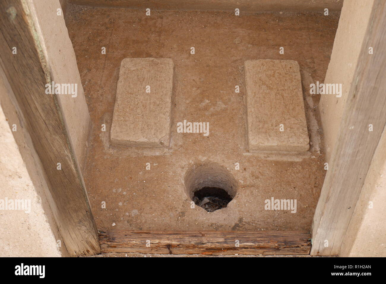 Loch im Boden, Hocke, Al Alawi Haus, gelegen auf dem Pearl Trail, Muharraq, Königreich Bahrain Stockfoto