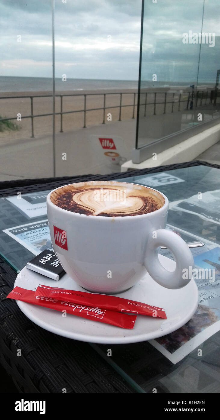 Cappuccino in einem Café am Meer genannt, Winthorpe, in der Nähe von Skegness, Lincolnshire, Großbritannien Stockfoto