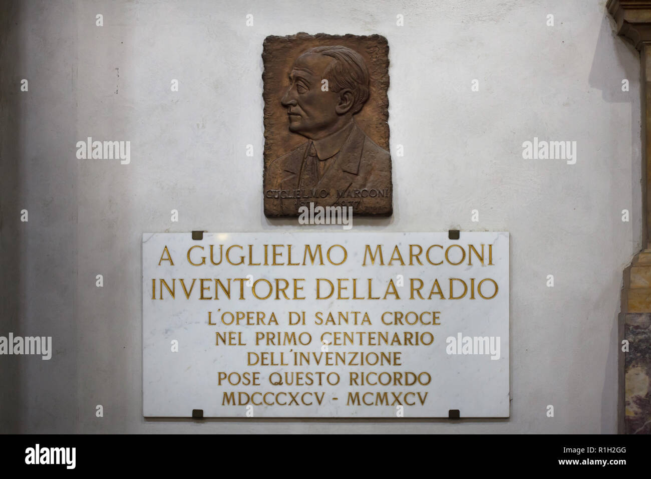 Gedenken Gedenktafel an Italienischen Erfinder und elektrischer Ingenieur Guglielmo Marconi als Erfinder des Radios bekannt, die in der Basilika di Santa Croce (Basilika des Heiligen Kreuzes) in Florenz, Toskana, Italien. Die Plakette Kennzeichnung der Hundertjahrfeier der Radio im Jahr 1995 installiert wurde. Stockfoto