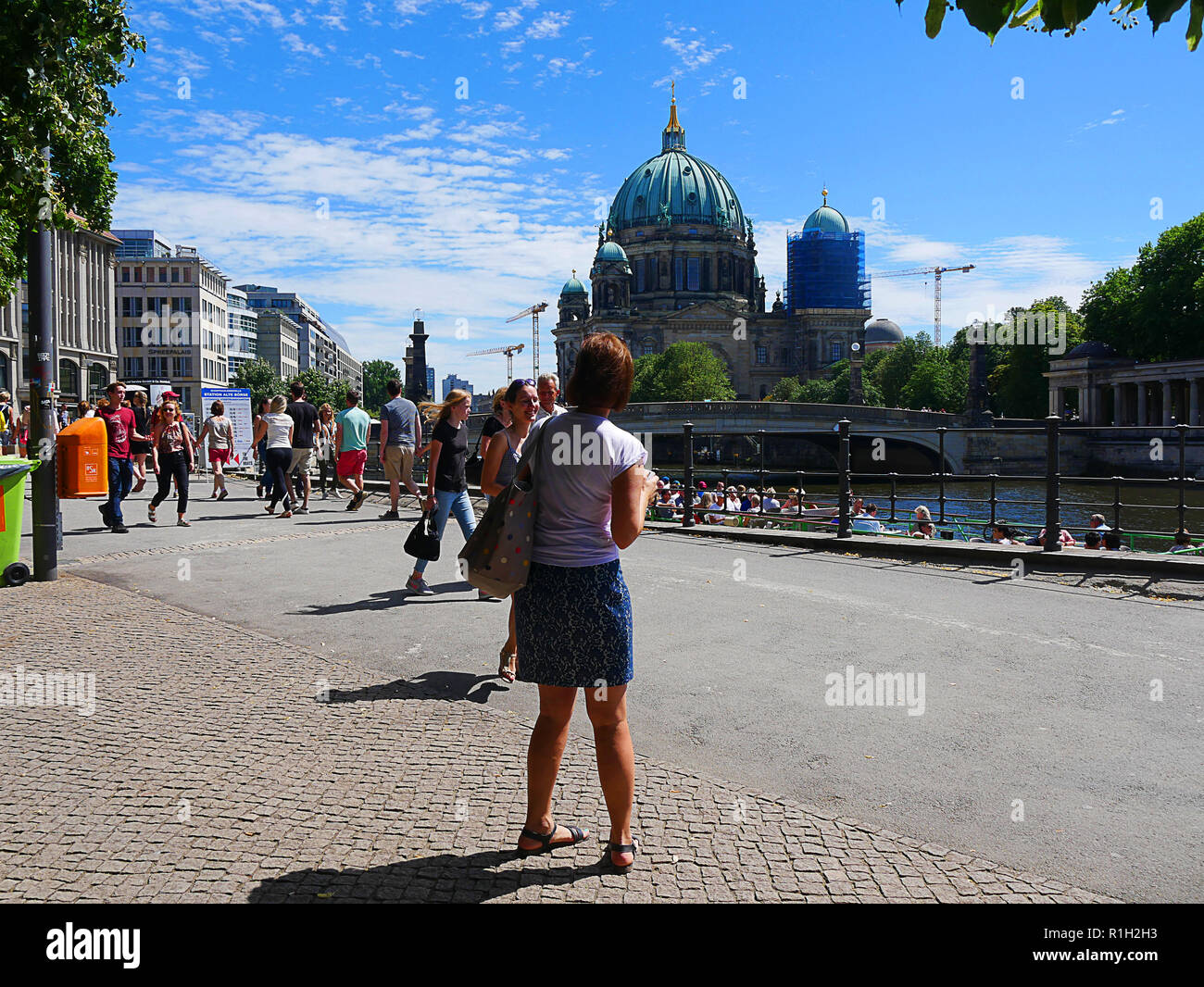 Artwork und die Menschen am Ufer der Spree in Berlin Deutschland Stockfoto