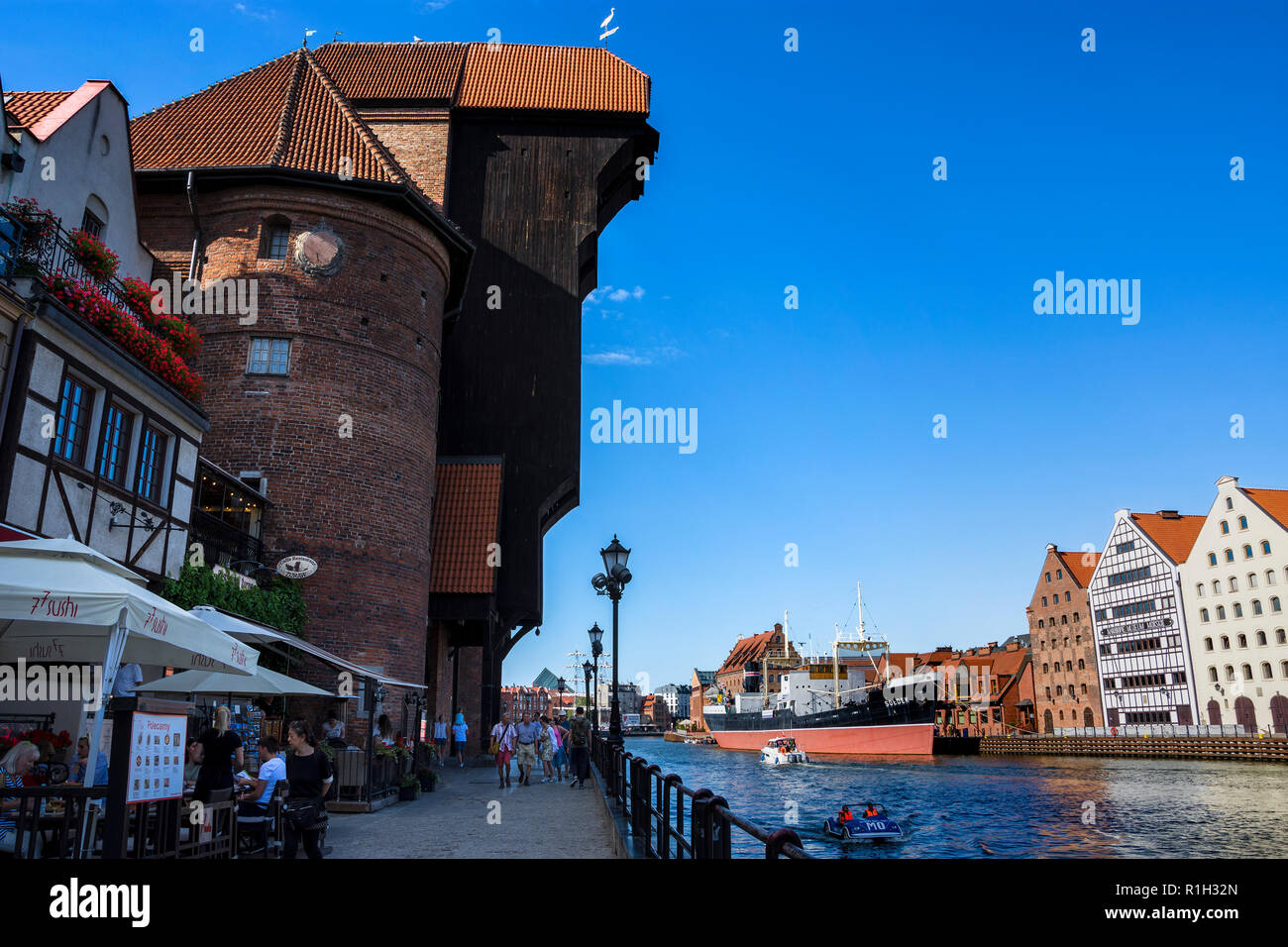 Alter Hafen, über Fluss Mottlau mit historischen Ufer Kai (Dlugie Pobrzeze), die mittelalterliche hölzerne Krantor und der Kran (zuraw), Danzig, Polen Stockfoto