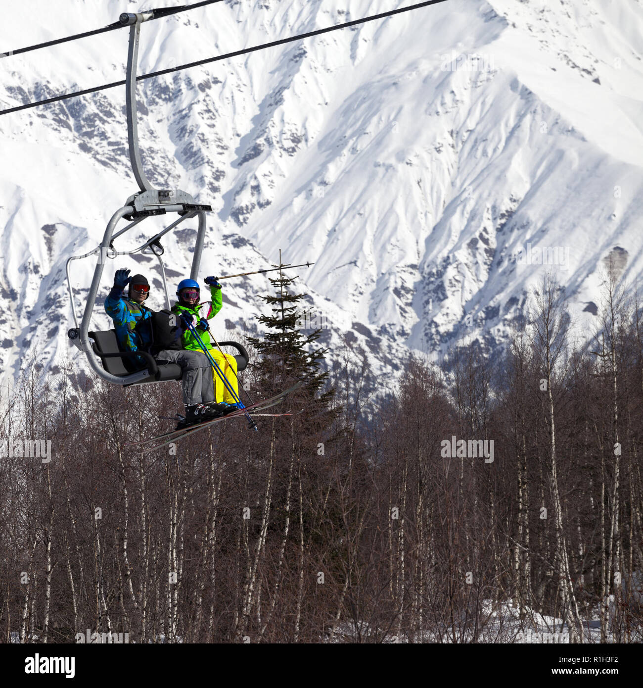 Skifahrer Familie auf der Sesselbahn an schönen, sonnigen Tag. Kaukasus Berge. Hatsvali, Swaneti Region Georgiens im Winter. Stockfoto
