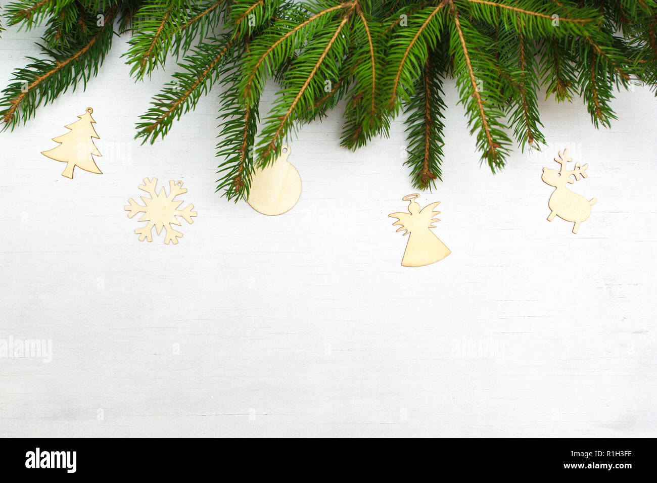 Weihnachtsbaum, Zweige und hölzernen Verzierungen auf weißem Hintergrund. Stockfoto