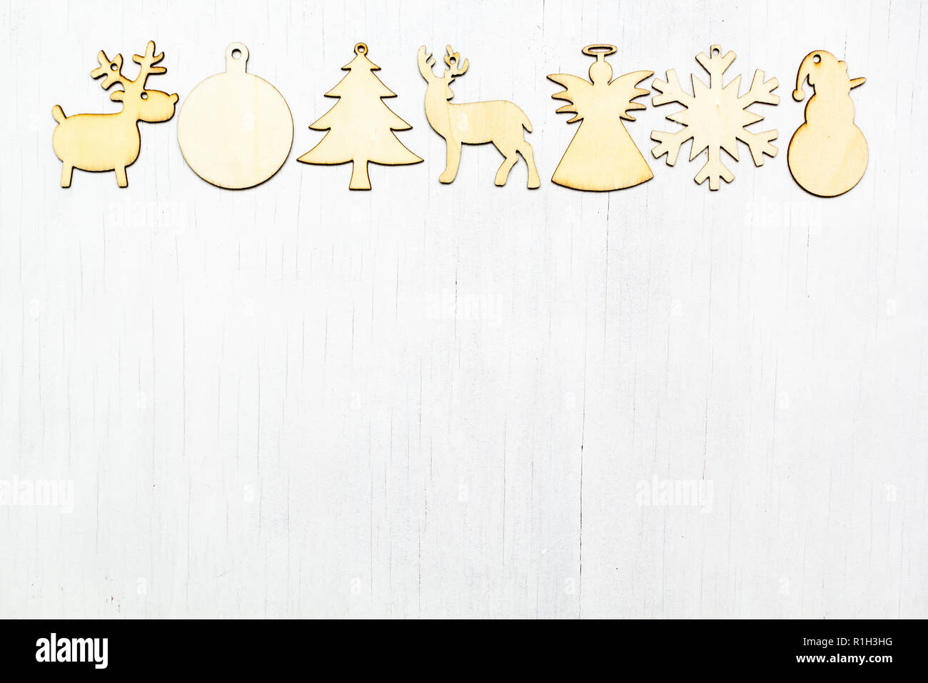 Weihnachten Holz- Ornamente auf weißem Hintergrund. Stockfoto