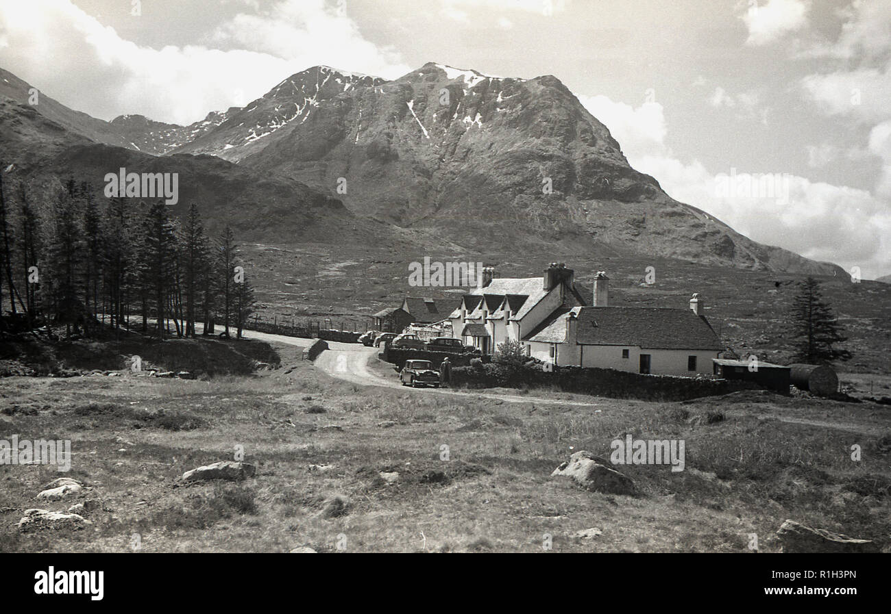 1950er Jahre, historische, einer kleinen Siedlung im Tal unten Snowdon, dem höchsten Berg in Wales und der höchste Punkt der Britischen Inseln außerhalb der schottischen Highlands. Die felsigen Gipfel wurden durch vulkanische Aktivität im ordovizium Zeitraum gebildet. Stockfoto