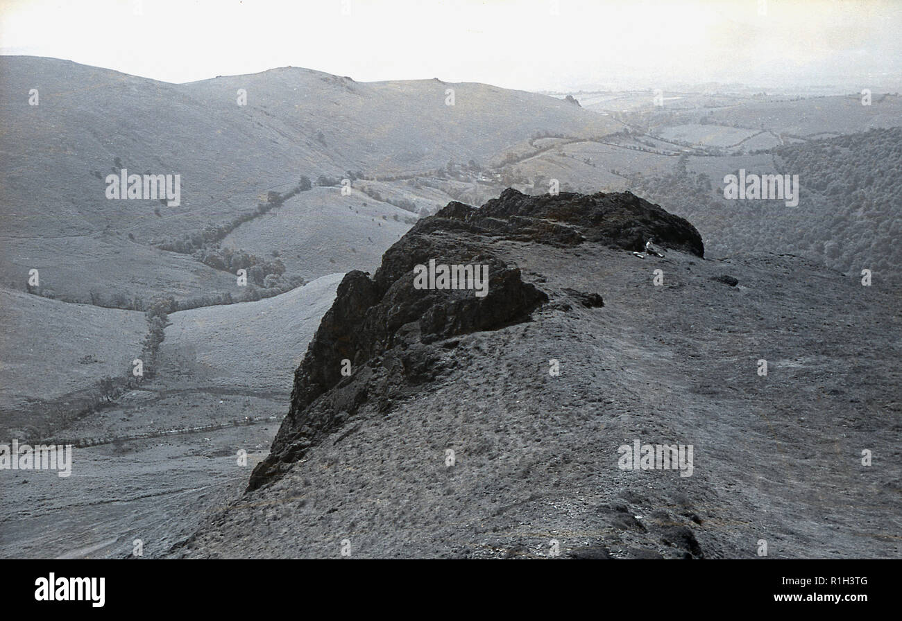 1950er Jahre, historischen, antiken felsigen Gipfel oder Tor, Snowdonia National Park, Wales das Tal und die Landschaft in der Ferne. Stockfoto