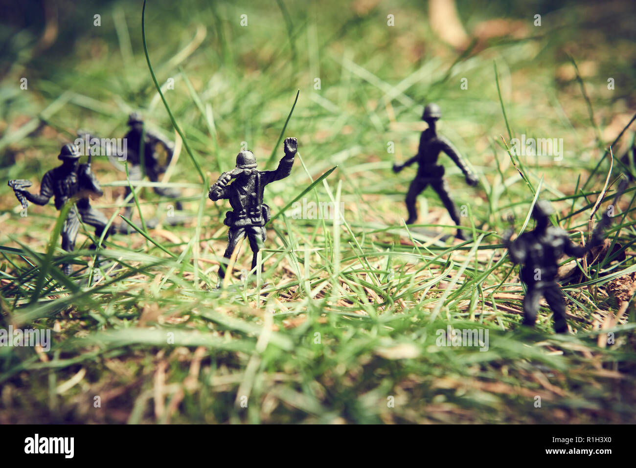 Soldaten im Dschungel zu kämpfen. Konzept Bild von Spielzeug aus Plastik Soldaten in echtem Rasen. Selektive konzentrieren. Stockfoto