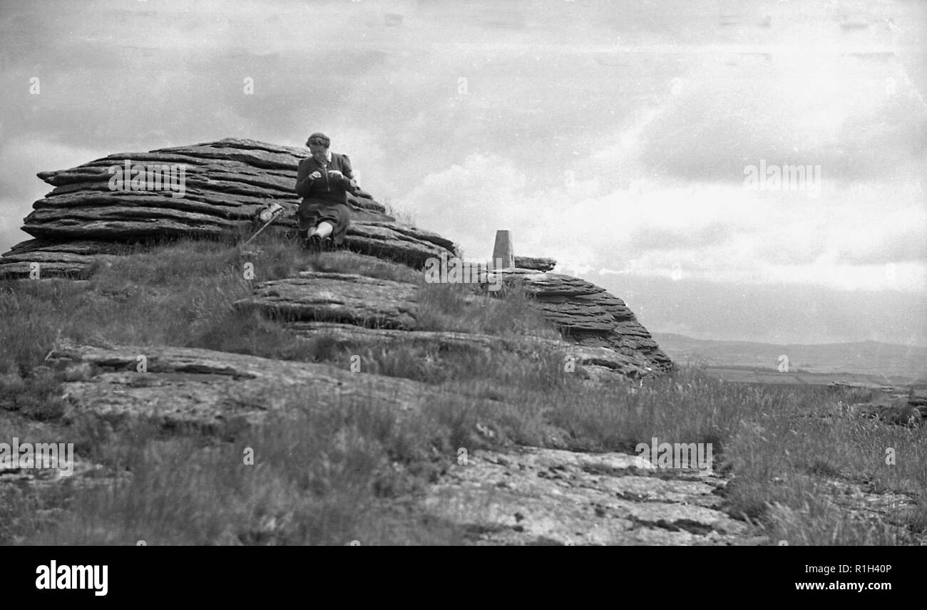 1950, historische, eine Dame Walker sitzen auf einem felsigen Gipfel, ein Tor oder Craig, im Snowdonia National Park, Wales, Stockfoto