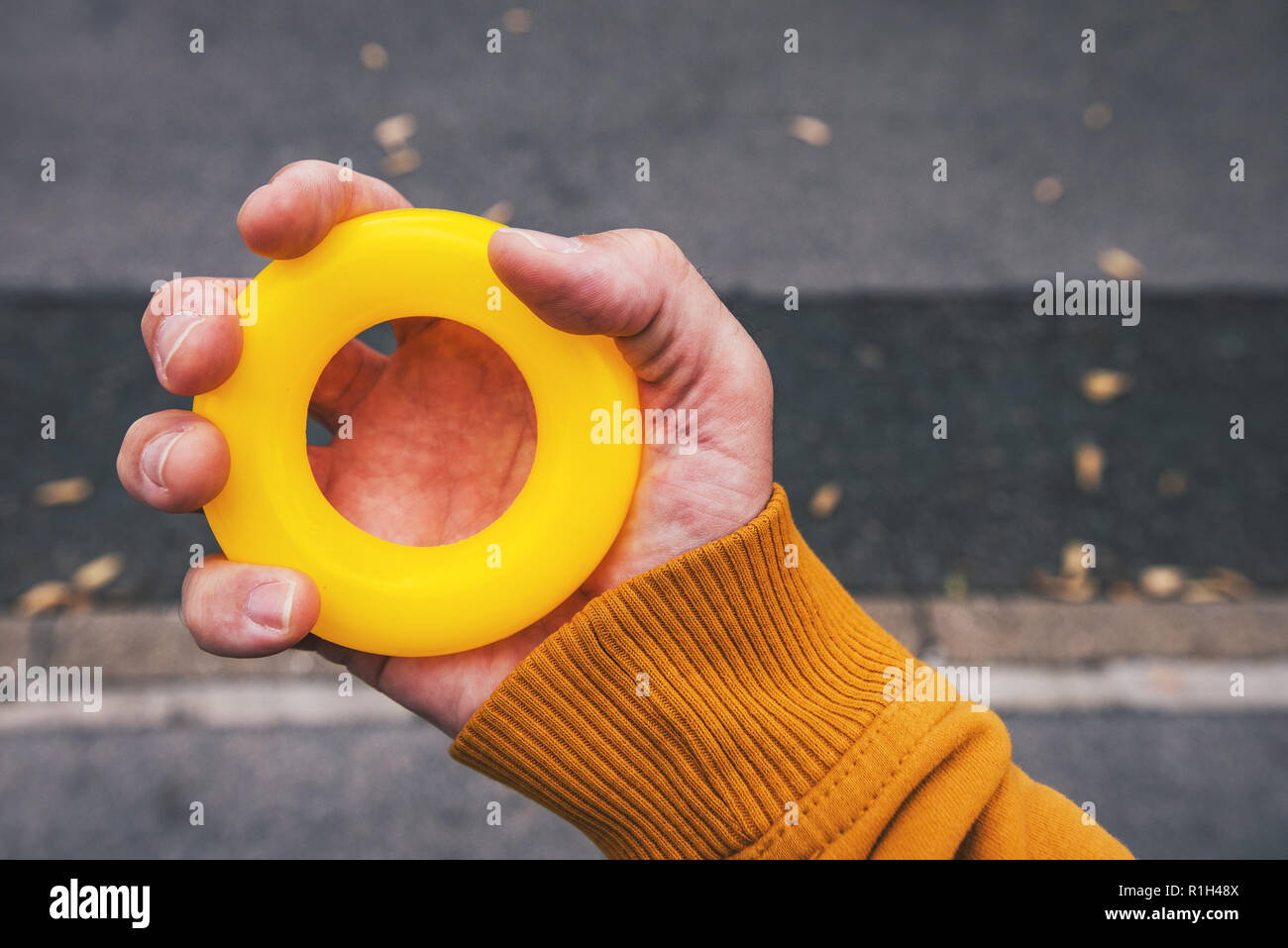 Männliche Handgriffe Anti-stress-Ring aus Gummi im Freien, in der Nähe Stockfoto