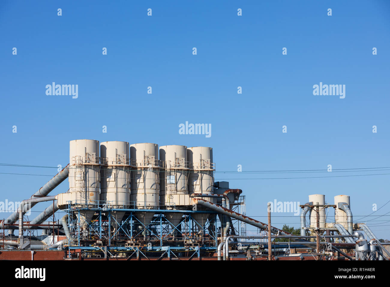 HICKORY, NC, USA -10/28/18: Eine große Staub- und Holz chip Collection System zu einem Jahrhundert eingerichtet. Stockfoto