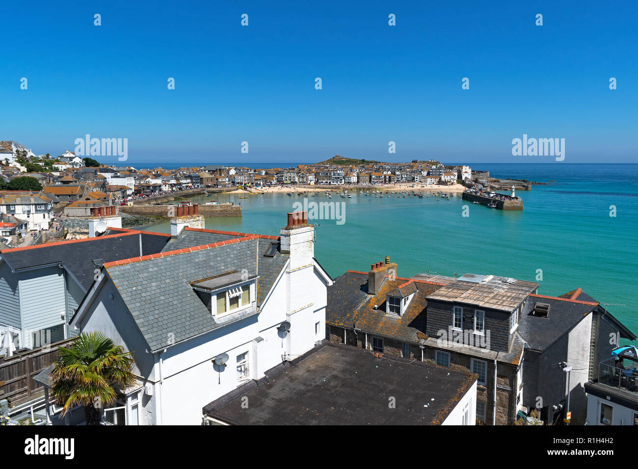 Häuser rund um den Hafen von St Ives in Cornwall, England, Großbritannien, Großbritannien. Stockfoto