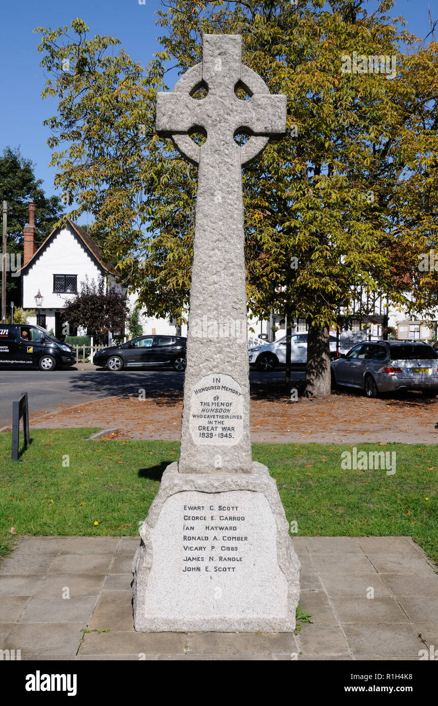 Kriegerdenkmal, Hunsdon, Hertfordshire, die trägt den Namen von 18 Männern, die ihr Leben gaben zwischen 1914 und 7 zwischen 1939-45. Stockfoto