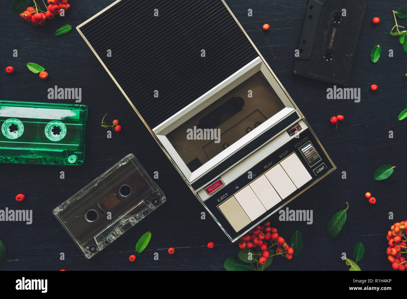 Flach Musik audio Kassette und Player, nostalgischen Bild Blick von oben auf die Retro Technologie von 80s und 90s mit Wild Berry Obst deko Anordnung Stockfoto