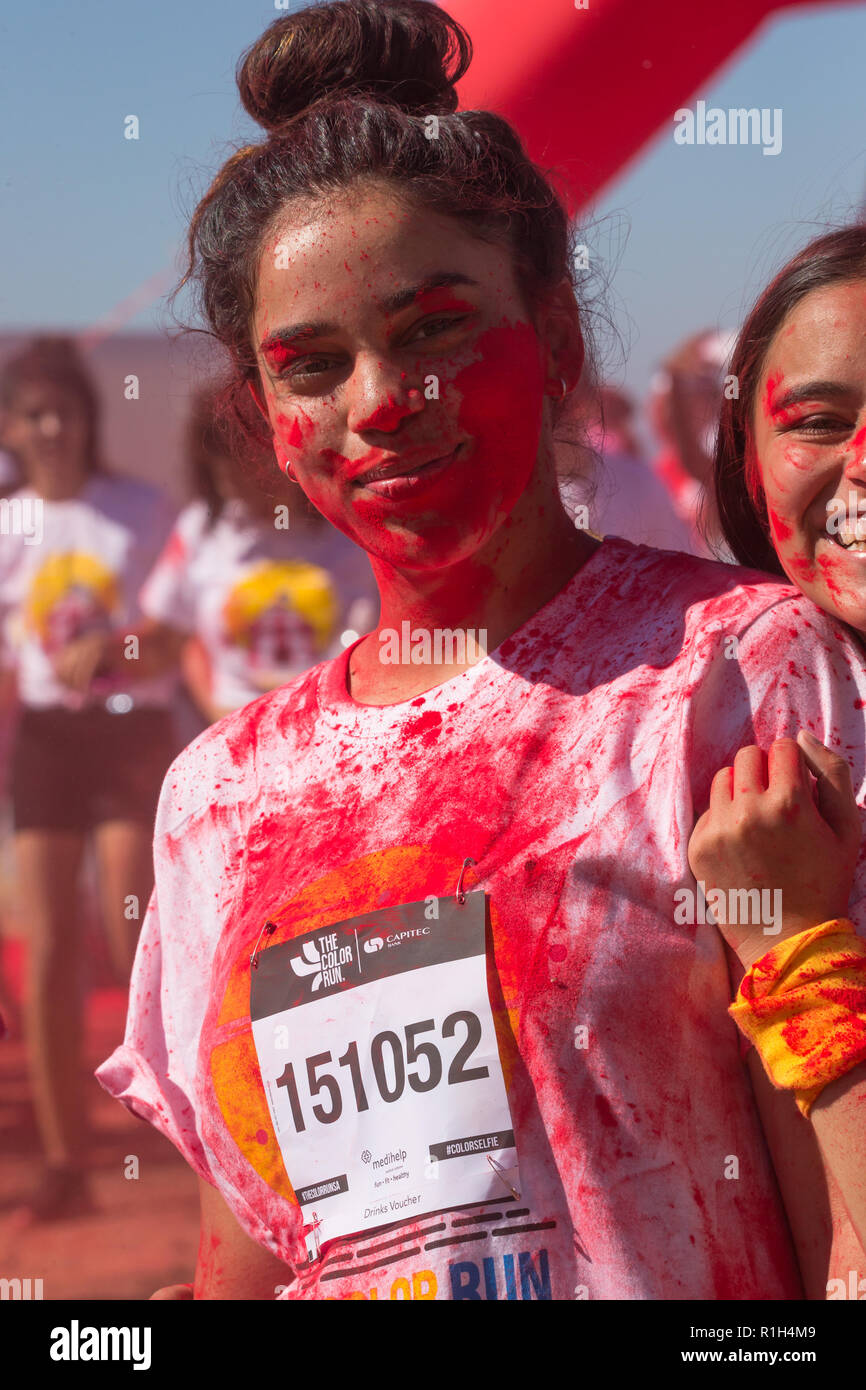 Porträt der jungen Teenager gemischten Rennen Mädchen mit Freund Farbe spritzt in Rot und Teilnahme am Fun Run Sport Event im Sommer in Kapstadt Stockfoto