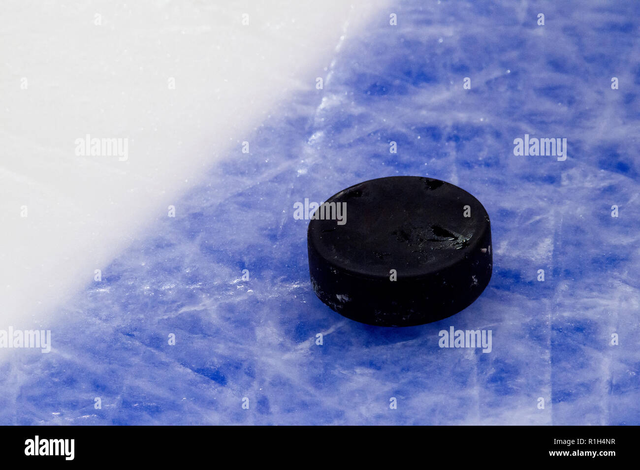 Puck Auf Dem Eis Hockey Rink Oberflache Sport Hintergrund Stockfotografie Alamy