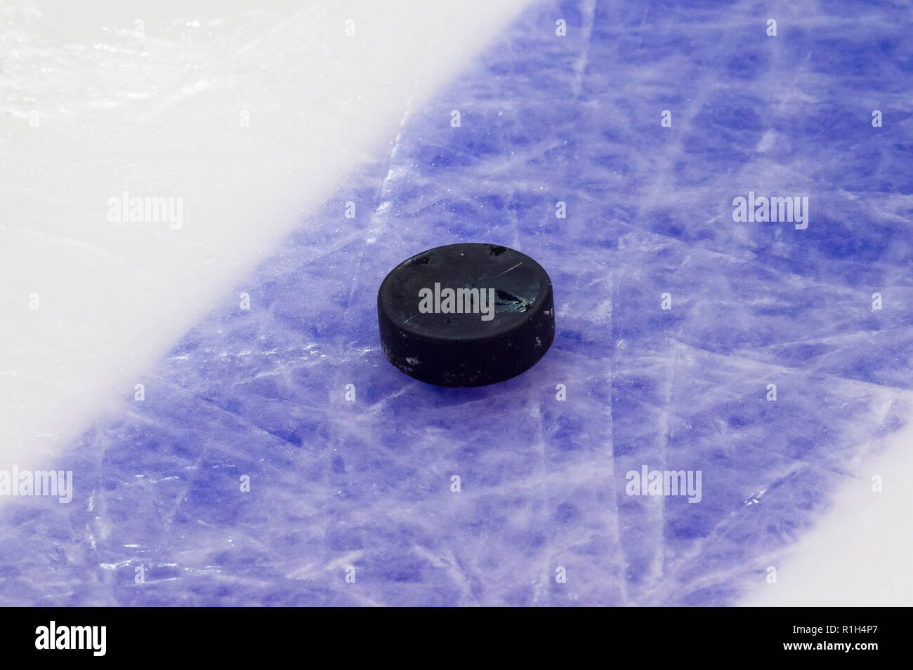 Puck auf dem Eis hockey rink Oberfläche, sport Hintergrund Stockfoto