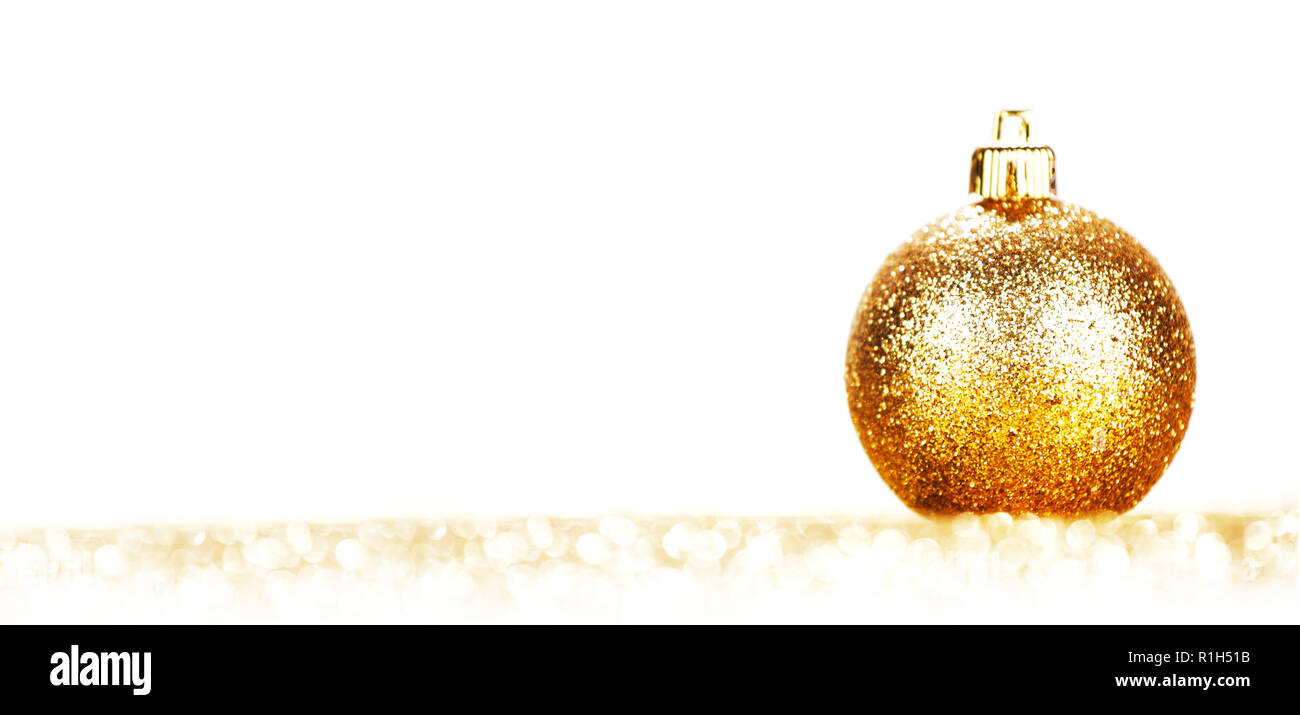 Schöne goldene Weihnachtskugel mit abstrakten Glitzer Hintergrund Nahaufnahme Stockfoto