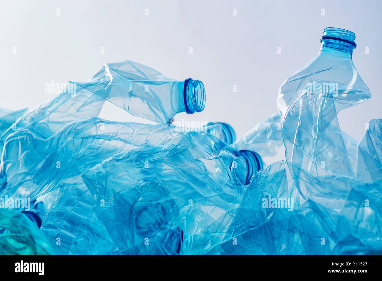 Plastikflaschen heap bereit für das Recycling zerquetscht Stockfoto
