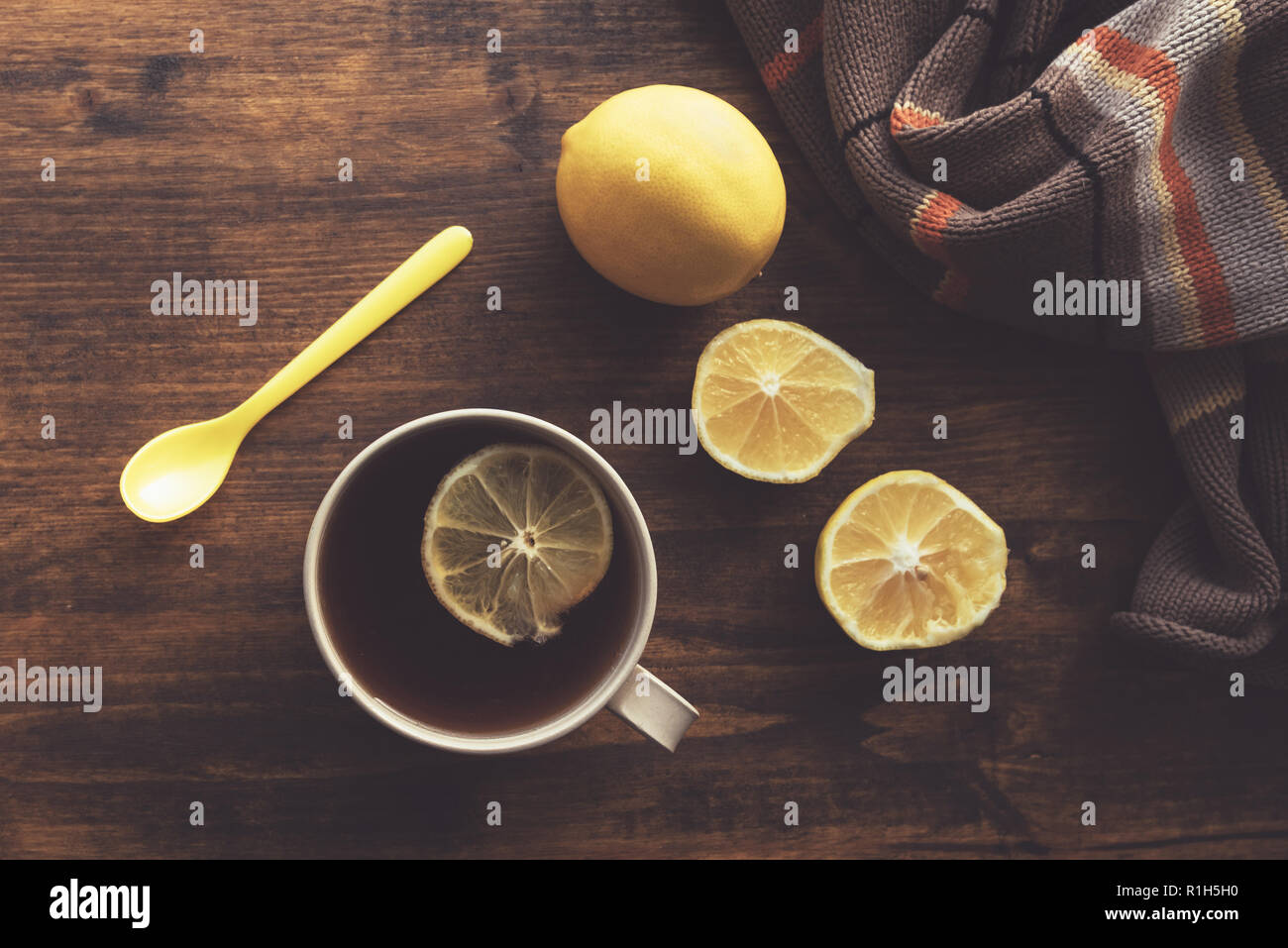Tasse Kaffee und frische Zitrone, Ansicht von oben in der Tabelle mit heißen Getränk mit nostalgischem retro Ton Stockfoto