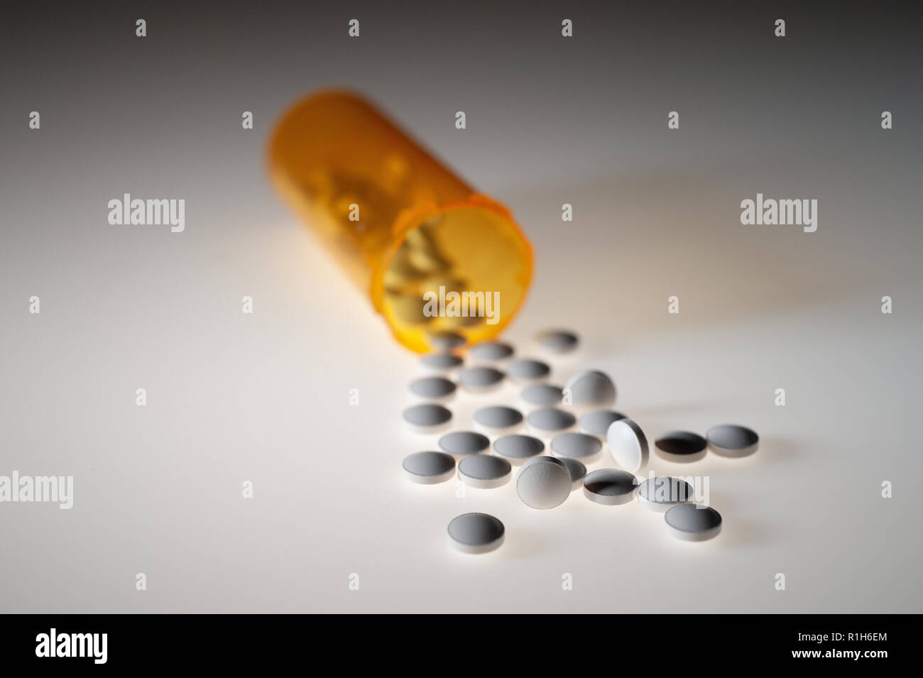 Medikamente aus orange Kunststoff Flasche Stockfoto