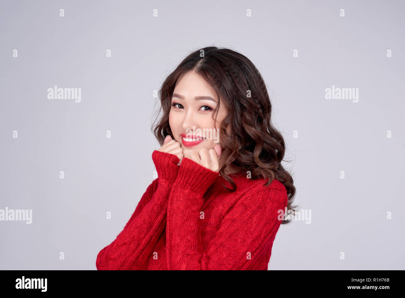 Portrait of Beauty Winter asiatische Mädchen im roten Kleid aus Wolle gestrickt. Weihnachtsfeiertag. Stockfoto