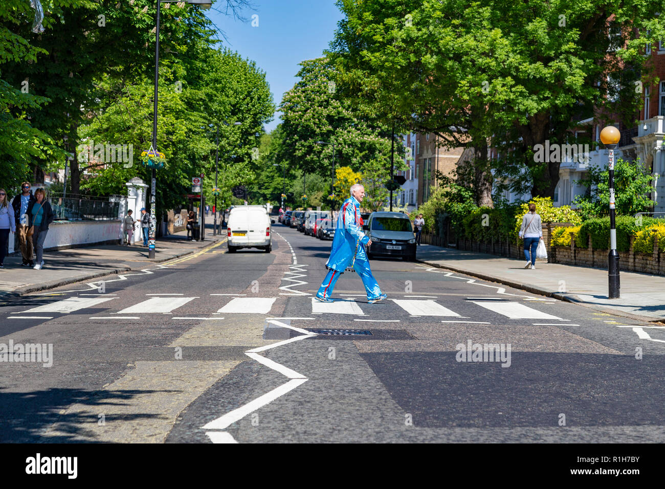 Touristen gehen über den berühmten Abbey Road, London, Vereinigtes Königreich Stockfoto