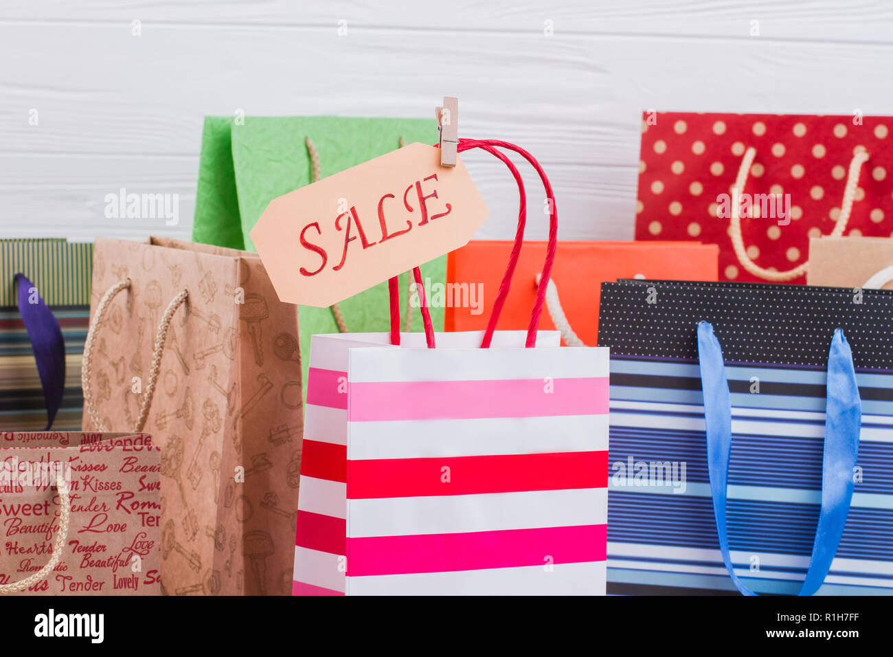 Bunte Papier Einkaufstüten Hintergrund. Stockfoto