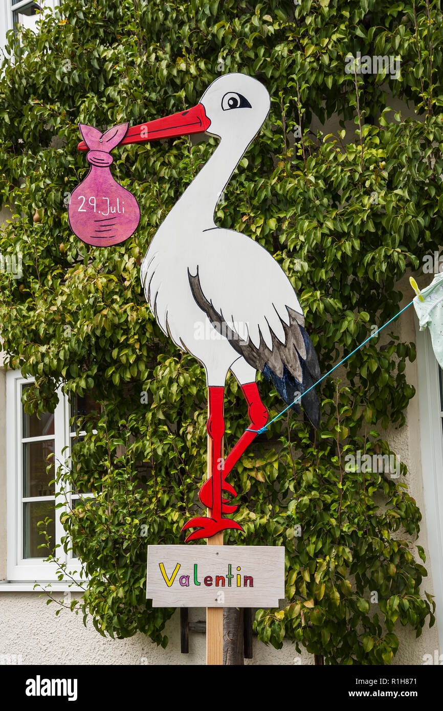 Storch Abbildung als Symbol der Geburt, Baby Weißstorch, Oberbayern, Bayern, Deutschland Stockfoto