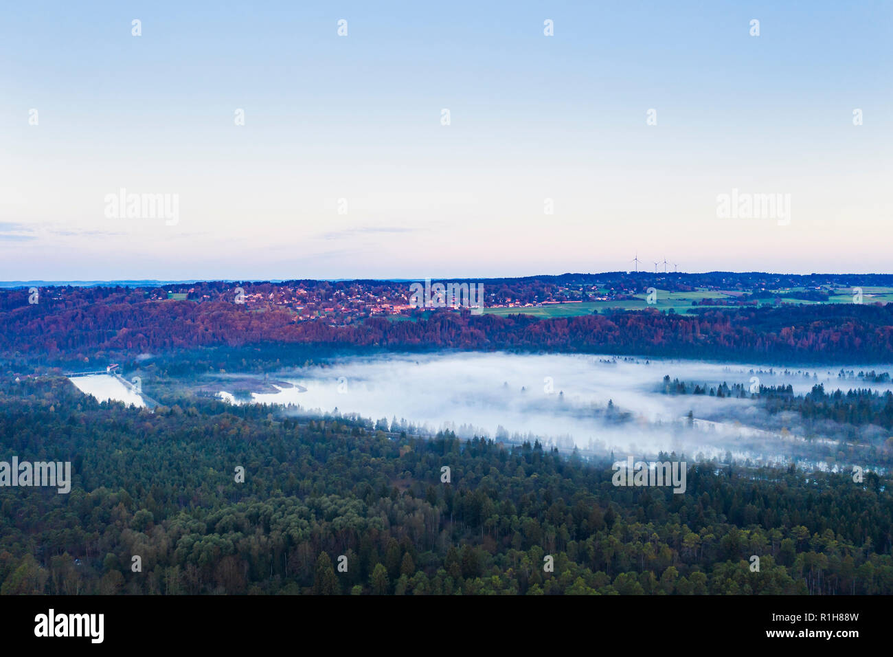 Dawn, Icking, ickinger Behälter im Nebel, Isar, Pupplinger Au, Drone Bild, Oberbayern, Bayern, Deutschland Stockfoto