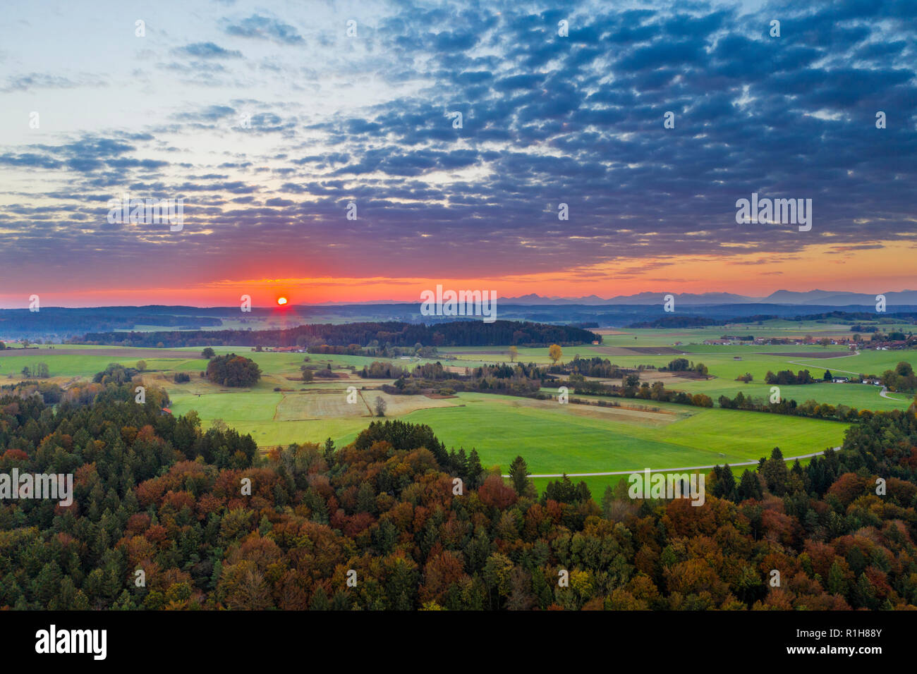 Sunrise, in der Nähe von Egling, drone Bild, Oberbayern, Bayern, Deutschland Stockfoto
