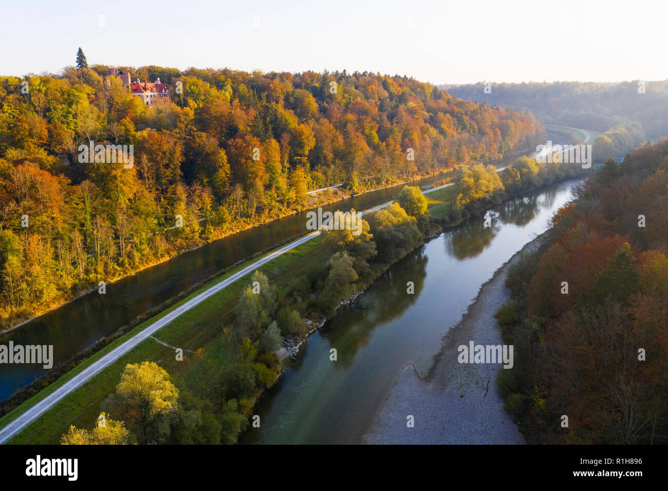 Isar Kanal und Isar, Burg Schwaneck in Pullach im Isartal, in der Nähe von München, drone Bild, Oberbayern, Bayern, Deutschland Stockfoto
