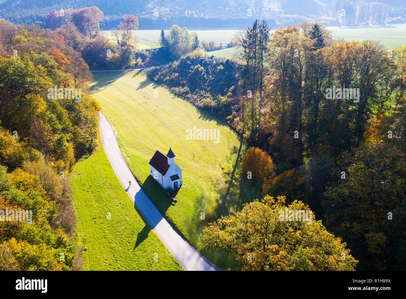 Kapelle St. Ulrich in Mühltal, Isar Valley, in der Nähe von Straßlach-Dingharting, drone Bild, Oberbayern, Bayern, Deutschland Stockfoto