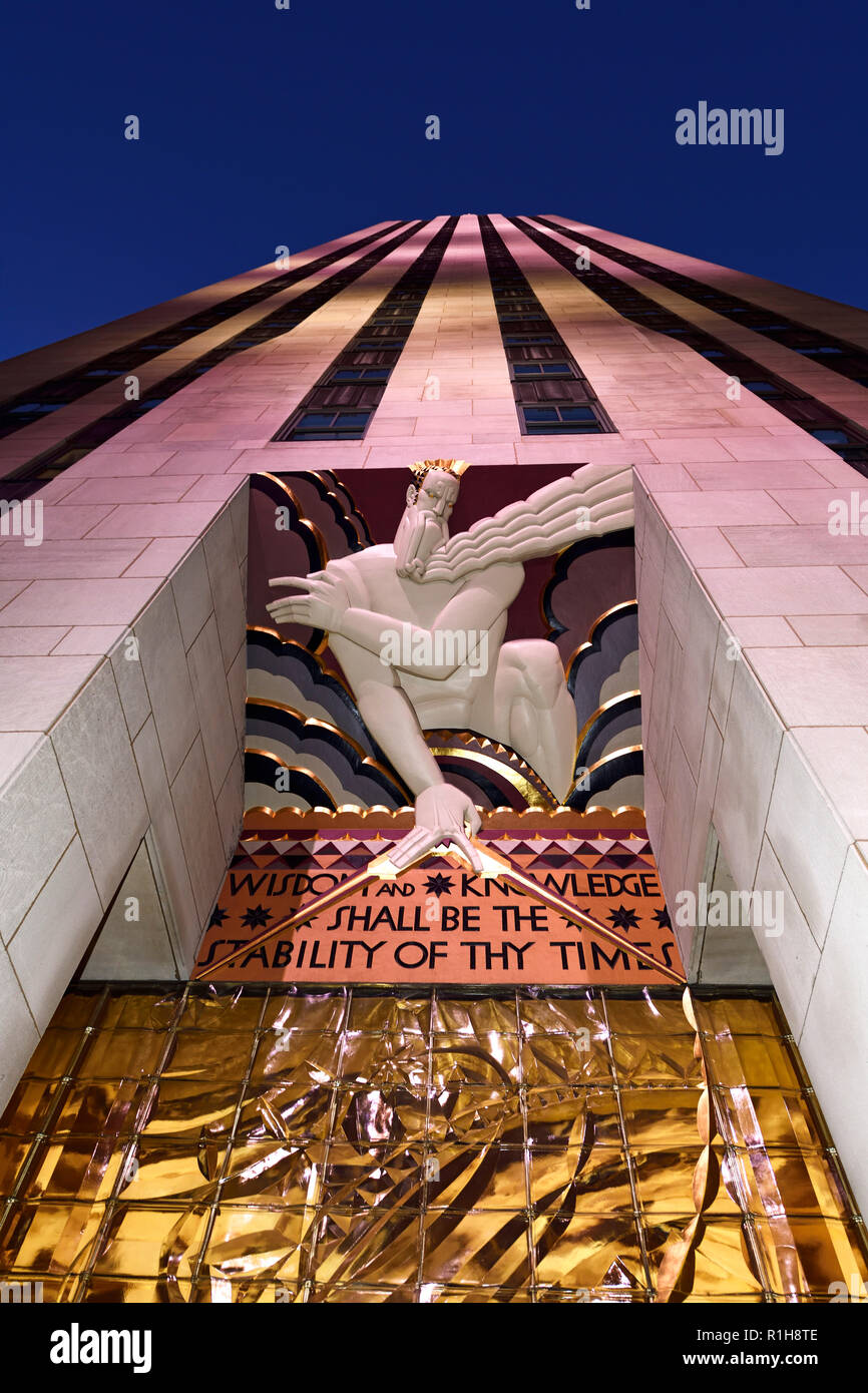 Art Deco Skulptur Weisheit und Erkenntnis am Eingang zu 30 Rockefeller Plaza, Comcast Building, Rockefeller Center, New York, USA Stockfoto